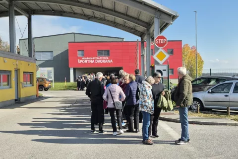 Udeležba na množičnem cepljenju proti gripi, covidu-19 in pnevmokoku oziroma bakterijski pljučnici, ki ga je ZD Kranj sredi novembra izvedel v kranjski vojašnici, je bila nad pričakovanji. V osmih urah je bilo cepljenih dva tisoč oseb. / Foto: Simon Šubic