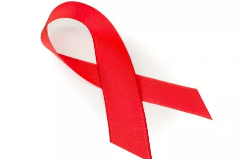 Dan boja proti aidsu simbolizira rdeča pentlja / Foto: Arhiv Gg