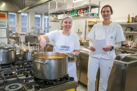 Sabina Uranič manjša vodja kuhinje in Polona Zor dietetičarka BGP bolnišnica za ginekologijo in porodništvo porodnišnica Kranj / Foto: Tina Dokl
