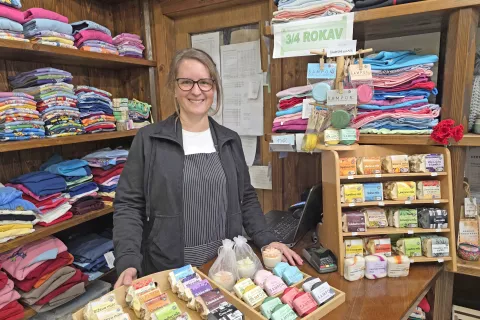 Katarina Strojan v svoji trgovinici v domači hiši / Foto: Špela Šimenc