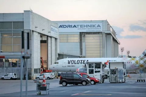 Adria Tehnika posluje neprekinjeno tudi med epidemijo covida-19. / Foto: Tina Dokl / Foto: 