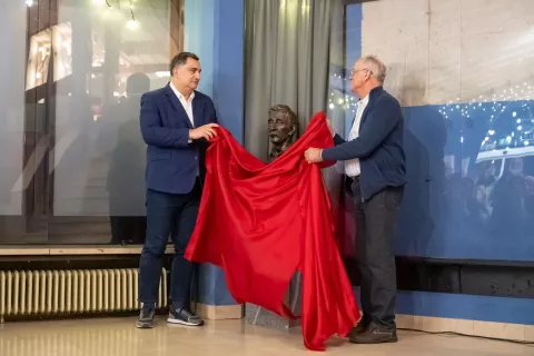 V avli gledališča odkrili doprsni kip Joža Varla