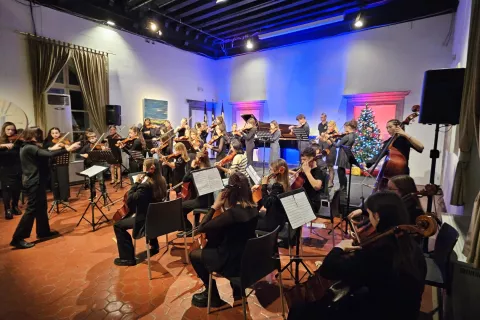 Združeni orkester učencev godal kranjske in zagrebške glasbene šole je nastopil tudi v Viteški dvorani Križank. / Foto: Arhiv šole