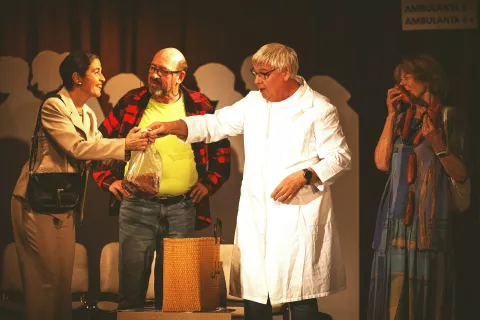 Tema igre se na duhovit način prepleta skozi dialog pacientov o zdravstvenih težavah, pravicah, prednostih in obravnavi pacienta samoplačnika v primerjavi s tistim, ki ima zgolj osnovno ali socialno zavarovanje. / Foto: Mladinsko Gledališče Tržič