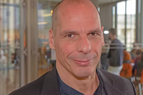 Grški ekonomist, politik in publicist Janis Varufakis (rojen v Atenah 1961), fotografiran na neki konferenci v Berlinu, 13. aprila 2019. / Foto: Wikipedija