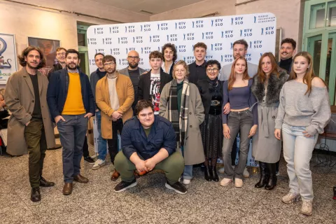 Premiera serije Smrdljivc v Mestnem kinu Domžale.Na fotografiji celotna snemalna zasedba. / Foto: Primož Pičulin