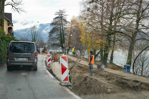 Ob zapori zdaj prisotni tudi redarji