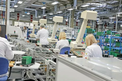 Največ povpraševanja je po delavcih v proizvodnji, strojnikih, kovinarjih ... (Fotografija je simbolična.) / Foto: Tina Dokl / Foto: 