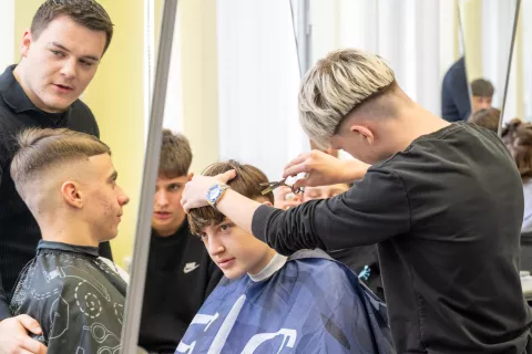 Dijakinje in dijaki frizerske smeri Srednje ekonomske, storitvene in gradbene &scaron;ole, &Scaron;olski center Kranj, so pripravili dobrodelni dogodek &raquo;Postrizimo Kranj za dober namen&laquo;. / Foto: Primož Pičulin