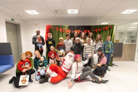 Novoletno srečanje in predstava umetni&scaron;ko cirku&scaron;ke skupine Čupakabra - &Scaron;kratovske priprave. Kranj, 9. 12. 2025 / Foto: Matic Zorman