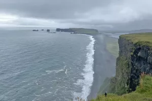 Turistična črna plaža proč od množičnega turizma / Foto: Rok Logar