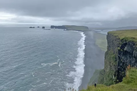 Turistična črna plaža proč od množičnega turizma / Foto: Rok Logar
