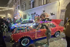 Obiskovalci, predvsem najmla&scaron;i, so bili najbolj navdu&scaron;eni nad bogato okra&scaron;enim starodobnim fordom. / Foto: Klara Mrak