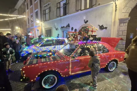 Obiskovalci, predvsem najmla&scaron;i, so bili najbolj navdu&scaron;eni nad bogato okra&scaron;enim starodobnim fordom. / Foto: Klara Mrak