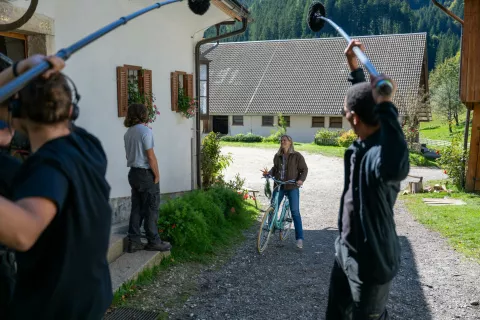 Snemanje nadaljevanke Tak&scaron;no je življenje na Jezerskem / Foto: Primož Pičulin