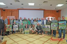 Predstavniki kmetij, ki so zastopane na leto&scaron;njem koledarju, in zastopniki Kmečke izobraževalne skupnosti na predstavitvi koledarja v Tinjah / Foto: Kmečka Izobraževalna Skupnost