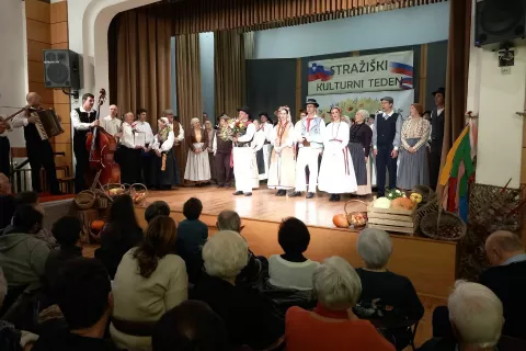 Tomaž Gantar na odru z rožami / Foto:  