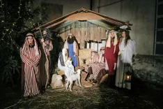 Jaslice so najbolj tipičen prikaz božične zgodbe. Med Slovenci so zelo priljubljene. Ne krasijo le domov in cerkva, ampak se v božično vzdu&scaron;je spremenijo kra&scaron;ke jame, naravne soteske in cele vasi. Na fotografiji: žive jaslice iz Žiganje vasi. / Foto: Tina Dokl / Foto: 