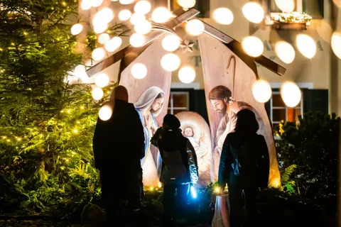 Prižig lučk Begunje na Gorenjskem in postavitev jaslic avtorja Mohorja Kejžarja / Foto: Nik Bertoncelj