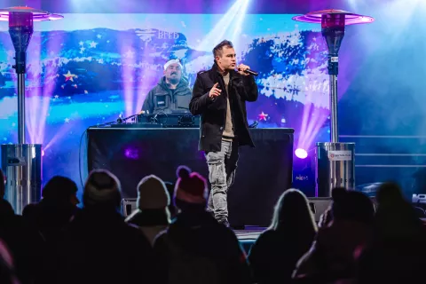 Koncert Children of the 90s Bled COT90s Zimska pravljicaNastopa Omar Naber pevec, kitarist in pianist / Foto: Nik Bertoncelj