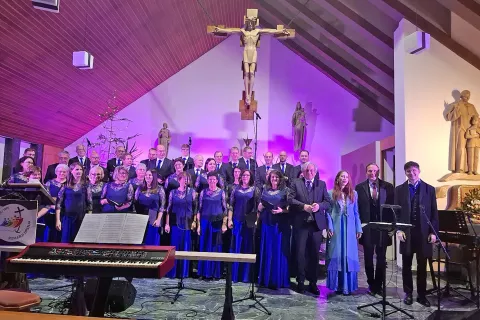 Me&scaron;ani pevski zbor Sele in Janez, Maja in Jan Triler so pod vodstvom Romana Verdela skupaj zapeli Sveto noč in Trilarjevo Nebe&scaron;ko melodijo. / Foto: Jože Ko&scaron;njek