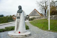 Prenova Pre&scaron;ernova domačija VrbaPre&scaron;ernova rojstna hi&scaron;a in gospodarsko poslopje v Vrbi / Foto: Nik Bertoncelj