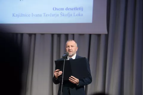 Ravnatelj knižnjice Ivana Tavčarja, Matjaž Eržen med nagovorom na počastitvi 80 let delovanja knjižnice Ivana Tavčarja v Škofji Loki. Škofja Loka, 3. 12. 2025 / Foto: Matic Zorman