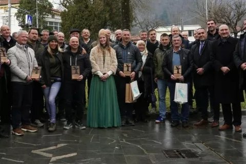 Skrbni lastniki gozdov skupaj z gostitelji in gosti na podelitvi priznanj v Tolminu/ Foto: ZGS / Foto: Zgs