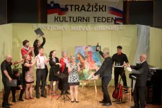 Gledališka ekipa Stražišča je s komedijo Vaje zbora napolnila dvorano Šmartinskega doma in jo držala v smehu do zadnjega aplavza. / Foto: Matic Zorman