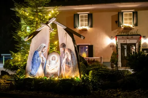 Prižig lučk Begunje na Gorenjskem in postavitev jaslic avtorja Mohorja Kejžarja / Foto: Nik Bertoncelj