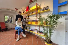 Pobudnica knjigarne Hana Bujanović Kokot in v ozadju dva izmed knjigarnarjev, Boro Macanović in Ana &Scaron;tular / Foto: Igor Kavčič