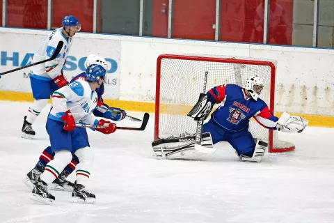 Mladi risi so odpor italijanske reprezentance (od tam tudi fotografija) strli šele po streljanju kazenskih strelov, Francoze in Madžare pa so odpravili že po rednem delu. / Foto: Gorazd Kavčič / Foto: 
