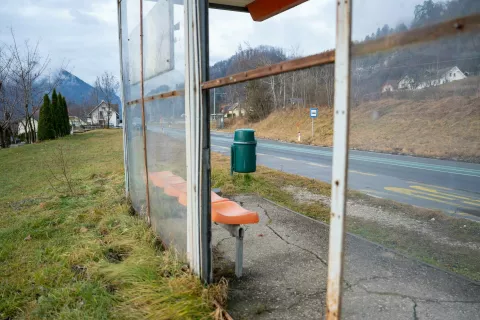Uničena avtobusna nadstrešnica