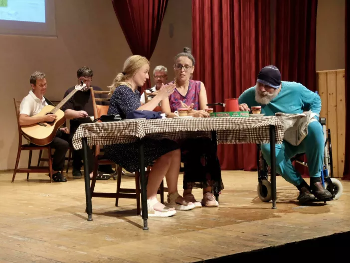 Kulturna dru&scaron;tva kot varuhi narečij