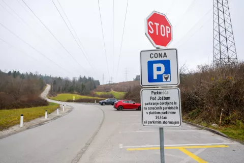 Plačljiva parkirišča pod Sv. Joštom v Kranju / Foto: Primož Pičulin