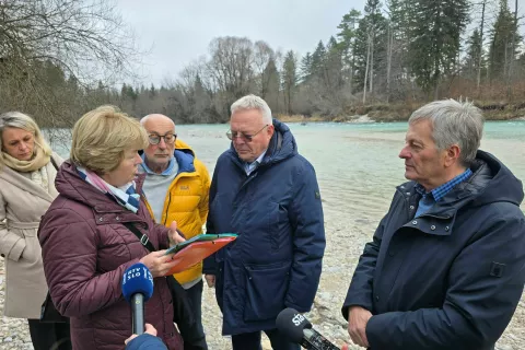 Predstavnica civilne iniciative Rešimo sotočje je ministru in županu predala peticijo in podpise podpore ohranitvi in zaščiti sotočja / Foto: Marjana Ahačič