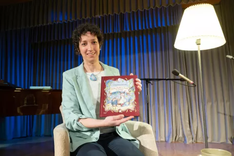 Predstavitev otro&scaron;ke slikanice Bobek, Snežka in Srečko lovijo sanje avtorice Ksenje Me&scaron;ko Dolin&scaron;ek, v dvorani Korotan na Jezerskem / Foto: Primož Pičulin