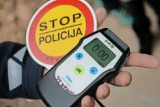 V decembrskem poostrenem nadzoru prometa so policisti po vsej državi obravnavali 516 vinjenih voznikov. / Foto: Gorazd Kavčič / Foto: 