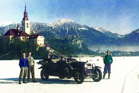 Koledar z &raquo;okni v preteklost&laquo;