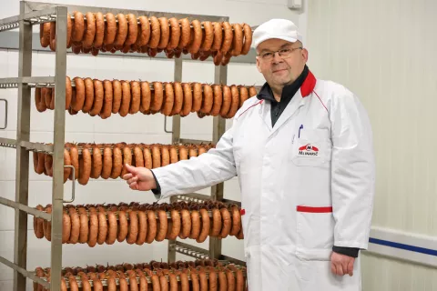 Na testu izbrali kraljico kranjskih klobas