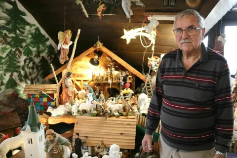  Vinko Pfajfar med svojimi jaslicami / Foto: Alenka Brun