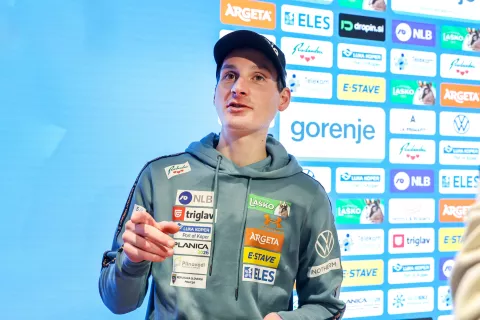 novinarska reprezentanca skoki LJ Domen Prevc / Foto: Tina Dokl