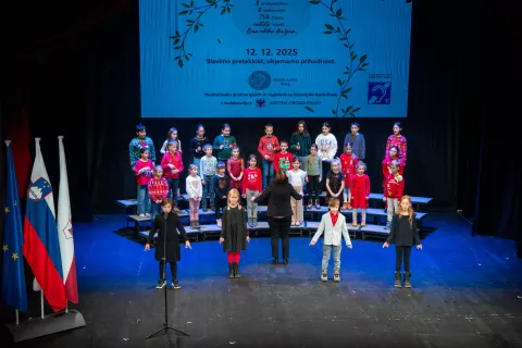 Sedem desetletij povezanosti v svetu ti&scaron;ine