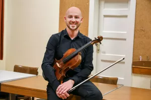 glasbeni abonma III: koncert Lana Trotov&scaron;ek violina, Nejc Mikolič viola, Boris Bizjak flavta v prenovljen kulturni dom Kropa na fotografiji Nejc Mikolič viola / Foto: Tina Dokl