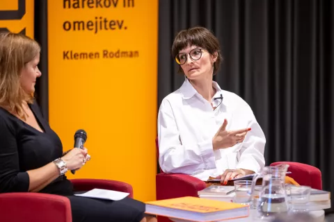 Predstavitev knjige Klemen Rodman - grafični oblikovalec, industrijski oblikovalec, umetnikPogovor s hčerko Petra RodmanKnjižnica Radovljica / Foto: Nik Bertoncelj