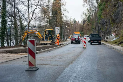Pe&scaron;pot okoli jezera spet sklenjena