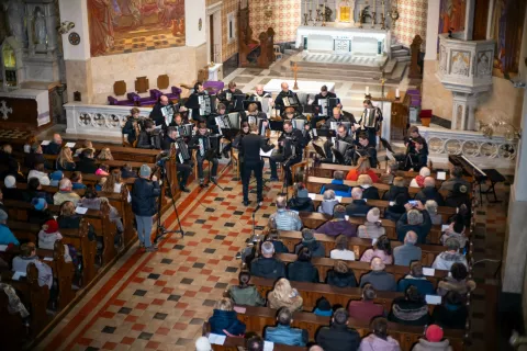 Tradicionalni božično novoletni koncert cerkev sv. Martina BledNastopa Harmonikarski orkester Glasbena &scaron;ola Radovljica ter Kulturno umetni&scaron;ko dru&scaron;tvo Antona Tomaža Linharta Radovljica in dirigent mag. Ga&scaron;per Primožič / Foto: Nik Bertoncelj