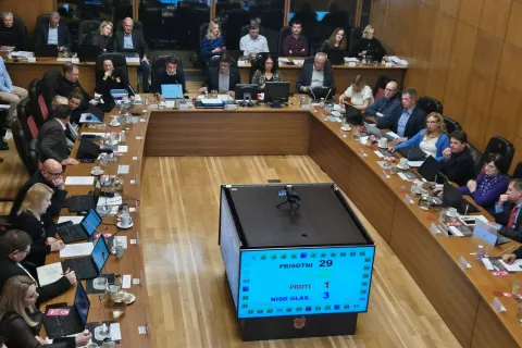 Zadolžitev malenkost nižja