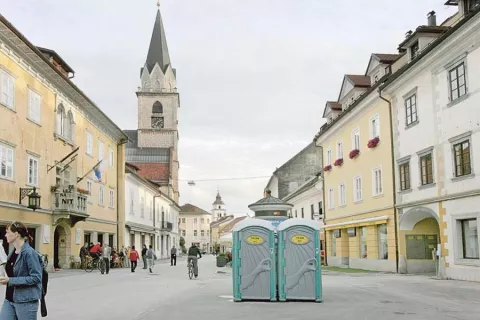 Takle pogled razveseli domačine in obiskovalce, ki pridejo v stari del Kranja. Vsi vemo, da so tak&scaron;ni kotički nepogre&scaron;ljivi za higieno, vendar bi zanje lahko na&scaron;li kak&scaron;no bolj skrito mesto. Tako pa kljub svoji lični podobi niso ravno v okras mestni veduti. / Foto: Tina Dokl