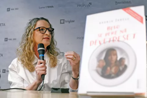 Pisateljica Bronja Žakelj (1969), avtorica romana Belo se pere na devetdeset in soscenaristka istoimenskega filma, je po star&scaron;ih žirovskega rodu. / Foto: Matic Zorman